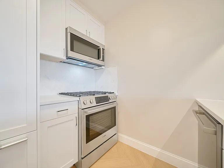 160 Riverside Blvd #4A — Photo 16