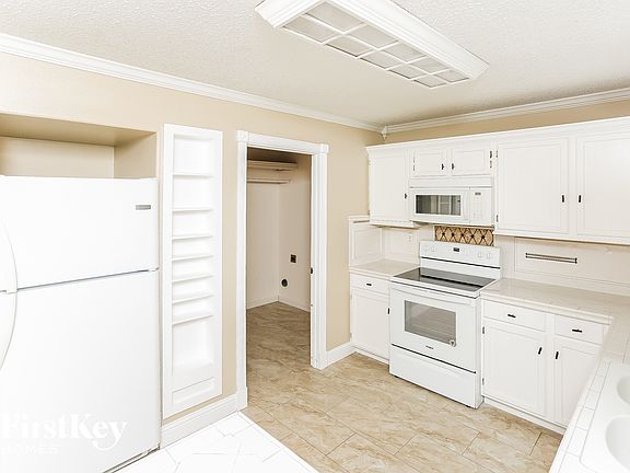 5th image of 618 S Waxahachie St