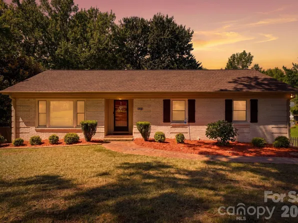 912 Tally Ho Ct, Charlotte, NC 28212