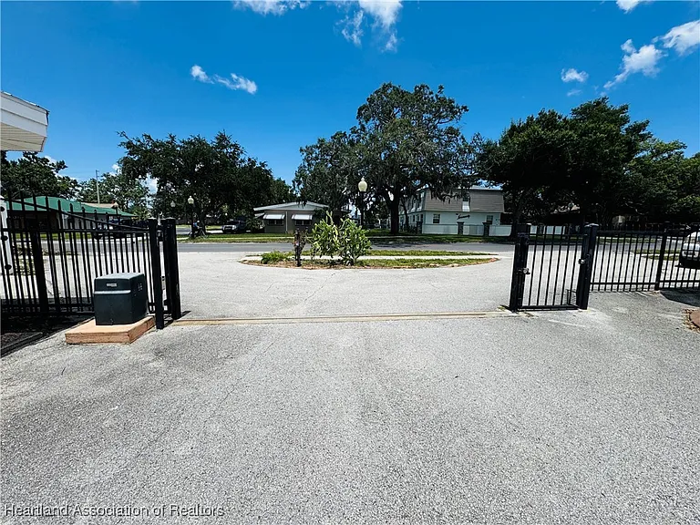 2121 Lakeview Dr — Photo 15
