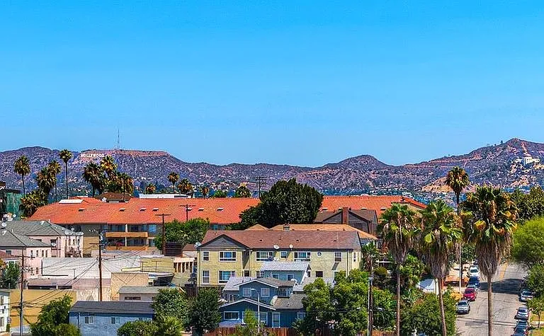 338 N Mariposa Ave — Photo 1