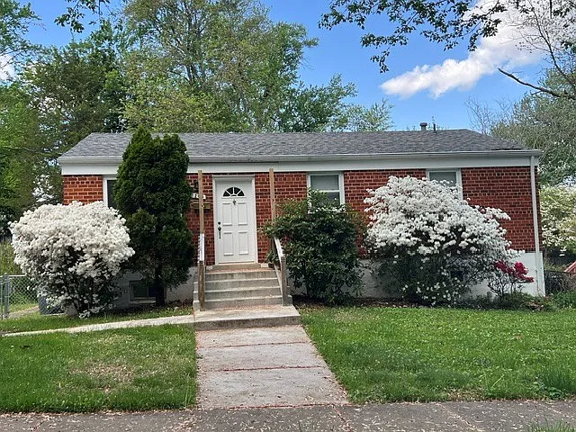 11208 Ashley Dr — Photo 2