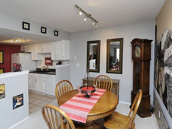 Dining w/Mountain Views!