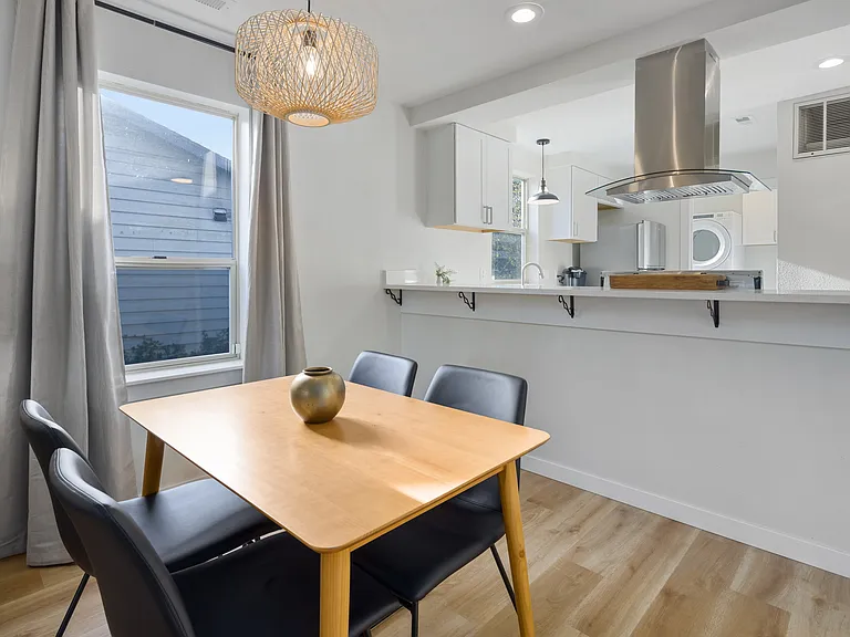 2534 Yew St #B — Photo 6