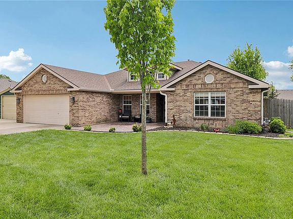 3rd image of 850 Myers Dr