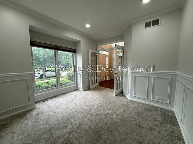 882 Clarendon Ln — Photo 17
