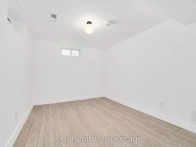 111 Riverside Dr N — Photo 20