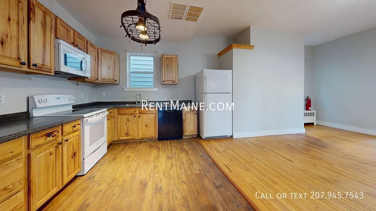 3 bed, 1.5 bath, 2020 sqft, $2,000 — Photo 2