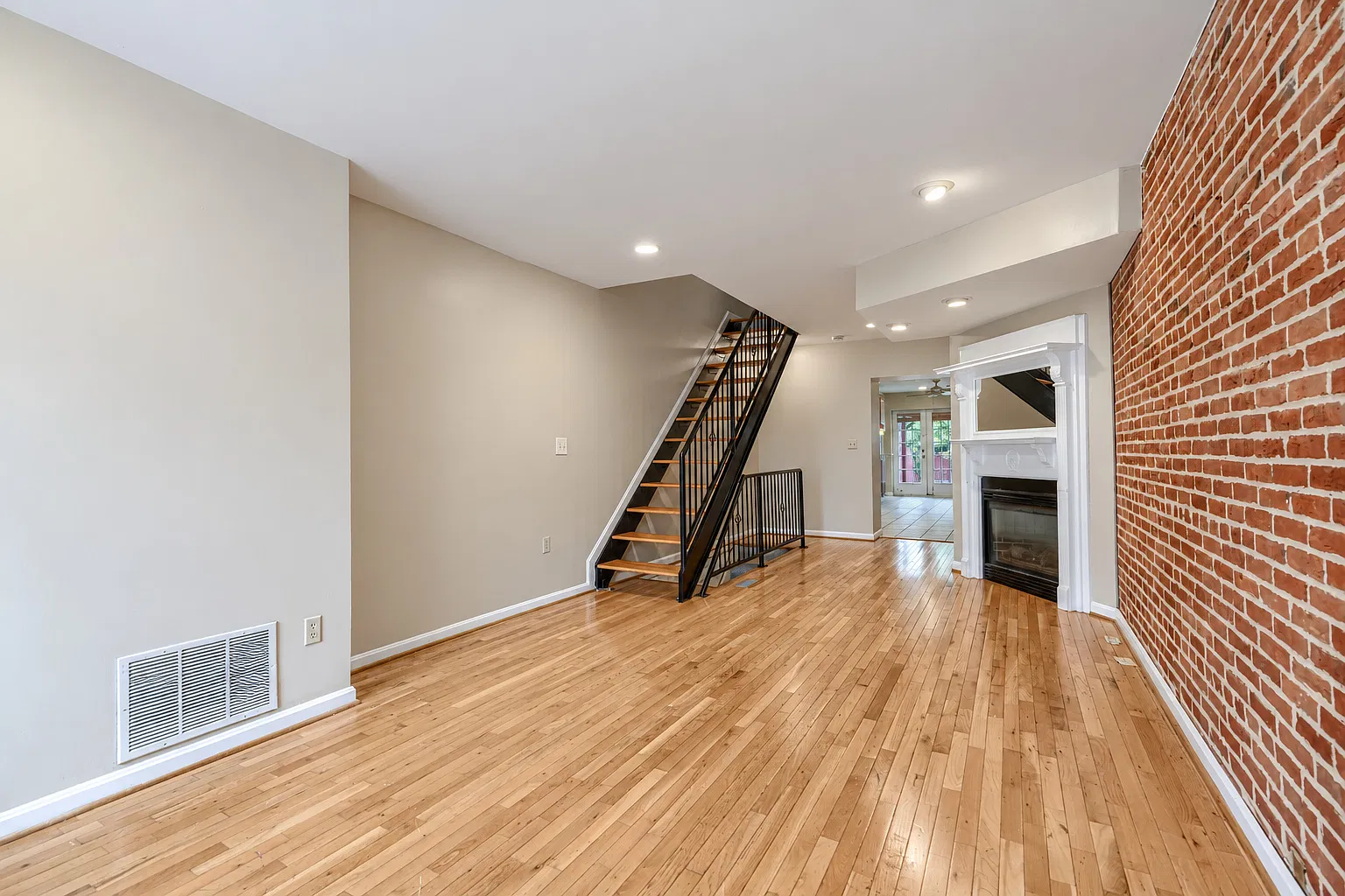 3 bed, 2.5 bath, 2000 sqft, $2,500 — Photo 1