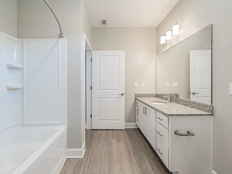 360 Hilliard Apartments — Photo 5