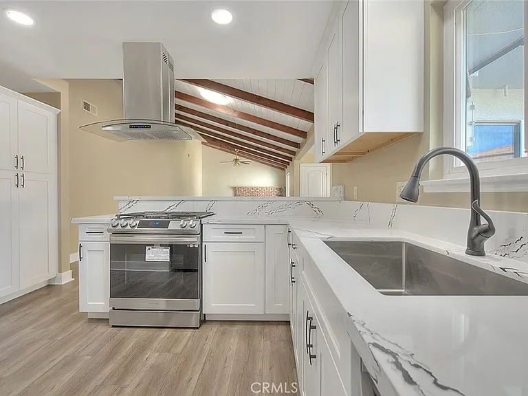 340 W Caroline St — Photo 6