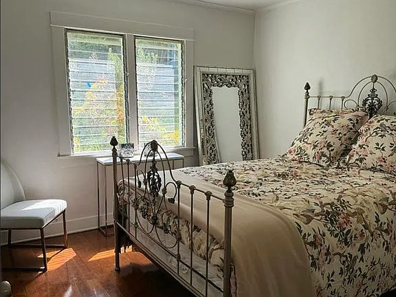 4th image of 2400 Merton Ave #A