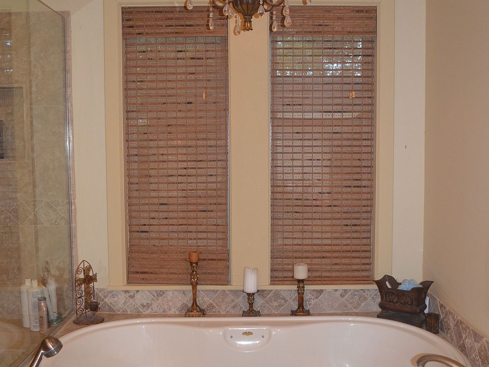 Master bath Jacuzzi tub