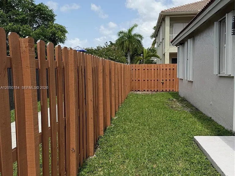 4617 NW 96th Ave — Photo 4