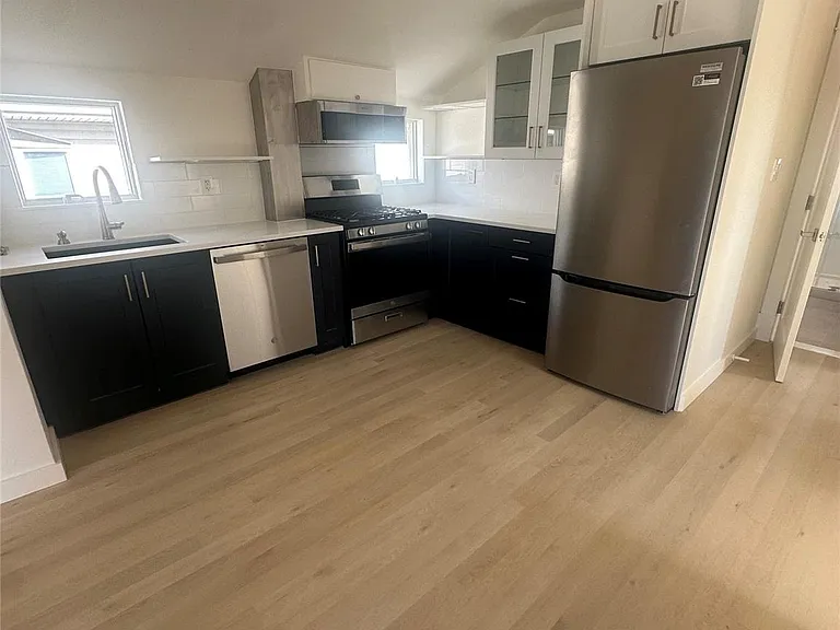 557 E Hudson St — Photo 2