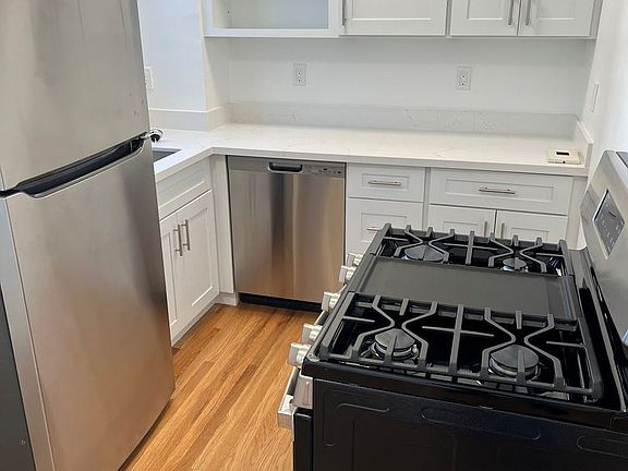4th image of 1900 Washington St #401