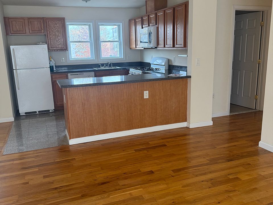 1st image of 27 E Elizabeth Ave
