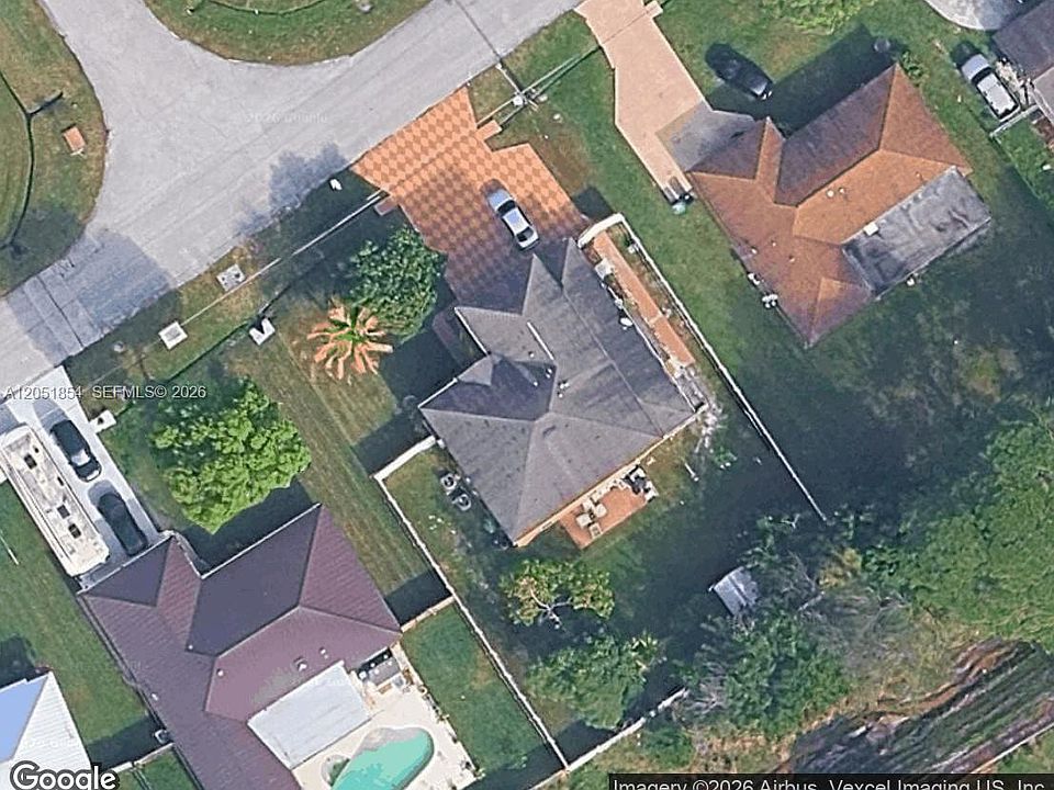 1st image of 402 SE Crosspoint Dr