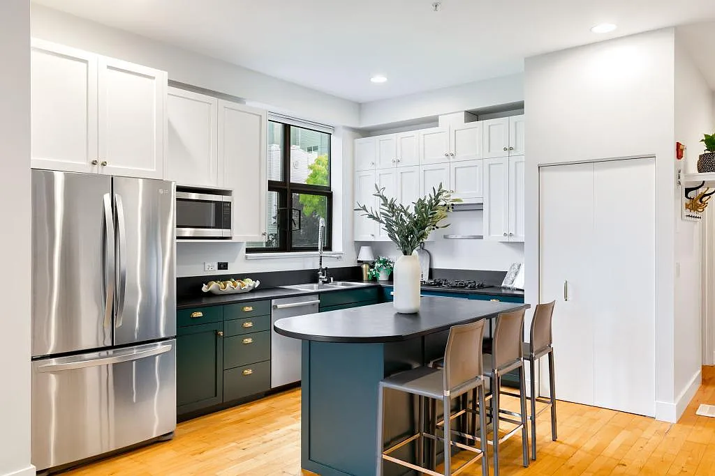 615 E Pike Street - 2 bedrooms + den — Photo 1