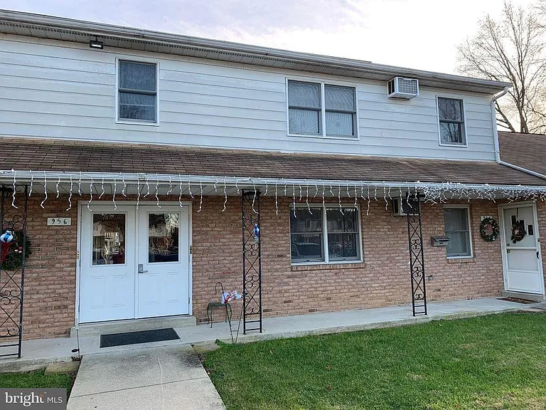 956 E Maple St — Photo 2