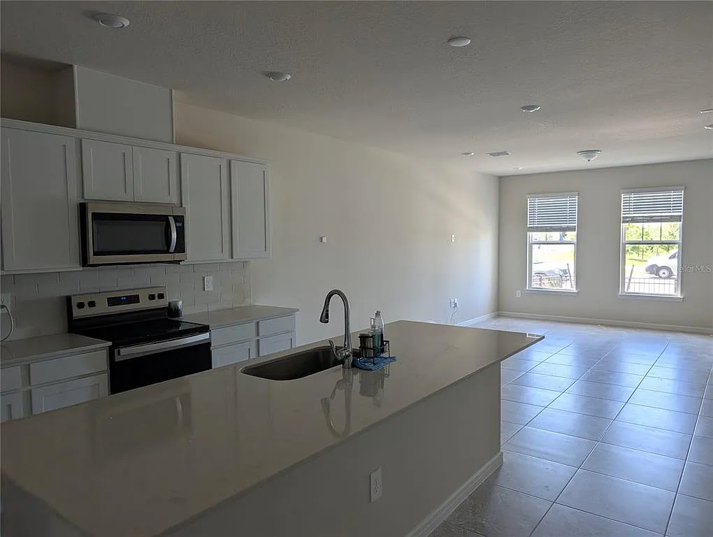 3 bed, 2.5 bath, 1683 sqft, $2,200 — Photo 4
