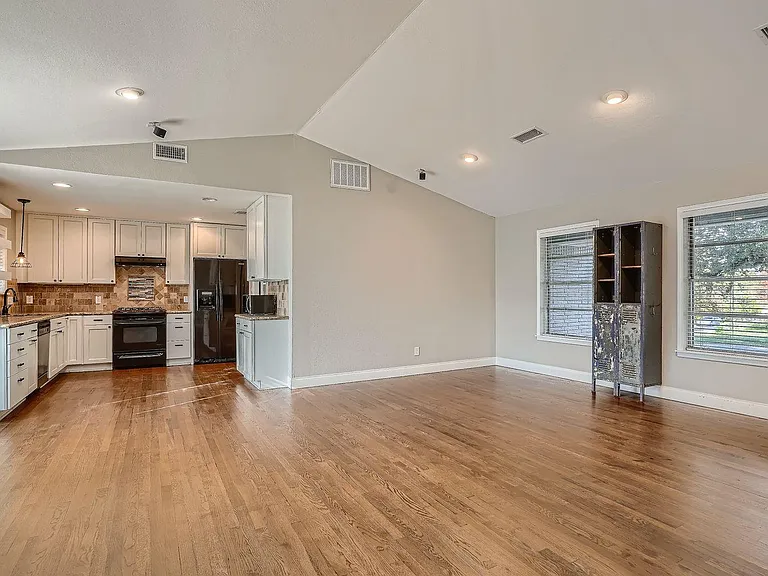 210 College St — Photo 11