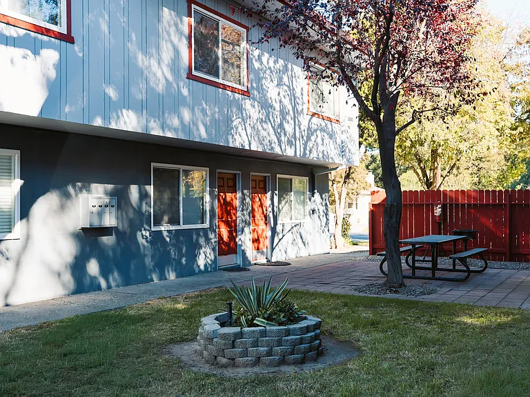 I Street Apartments — Photo 10