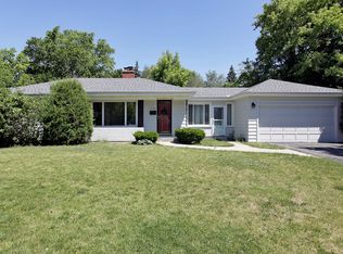 2100 Robincrest Ln, Glenview, IL 60025