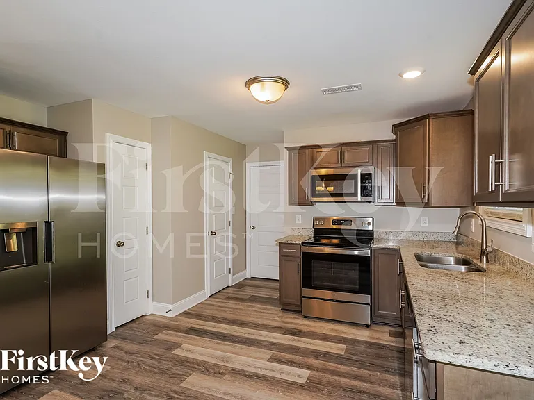 1086 Whitney Dr — Photo 8