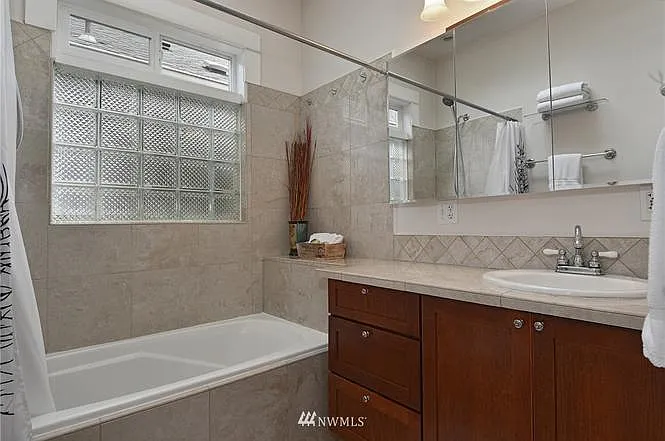 122 NE 56th St — Photo 9