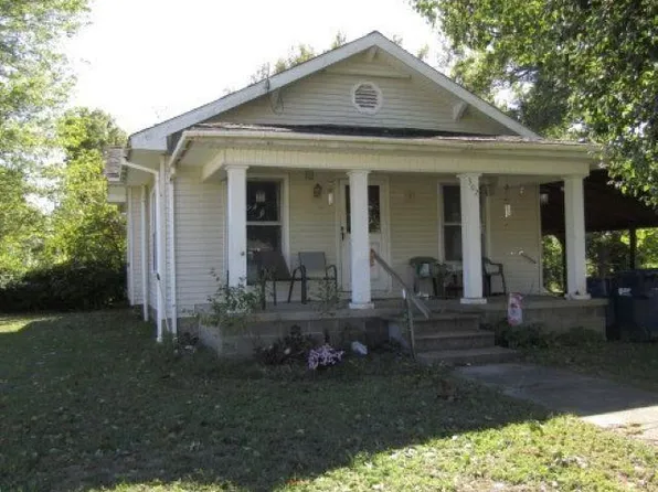 302 W Patton St, Benton, IL 62891