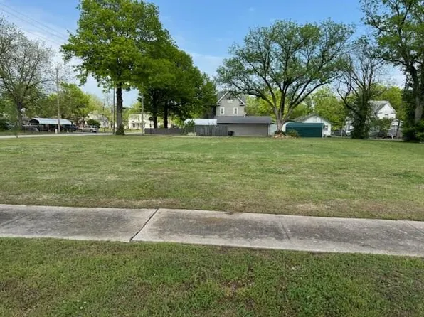301 S Wood St #303, Caney, KS 67333