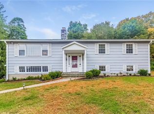 30 Wauneta Rd, Trumbull, CT 06611