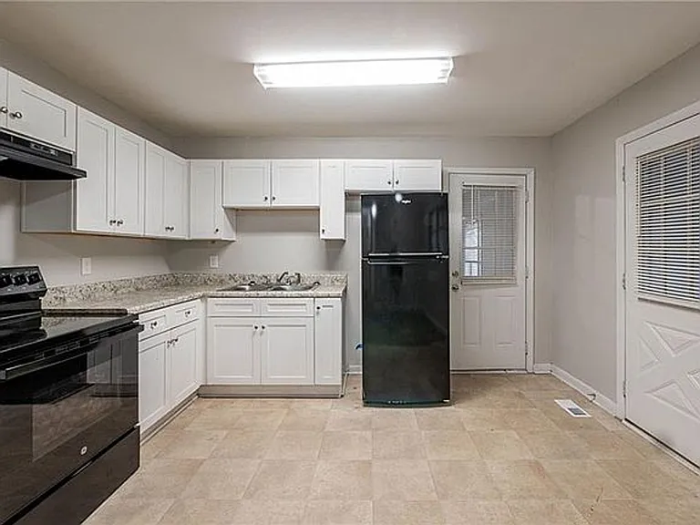1410 Willow Dr — Photo 4