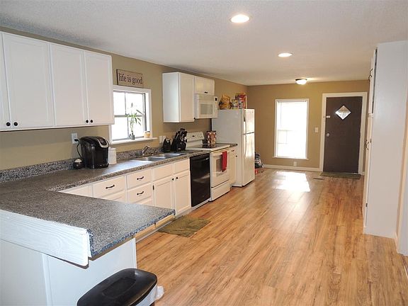 3rd image of 138 Elaine Dr