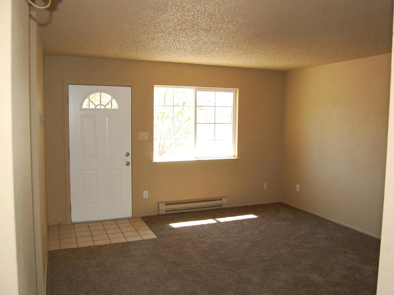 3 bed, 2.5 bath, 1729 sqft, $1,450 — Photo 2