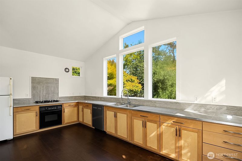 5th image of 4520 47th Avenue S