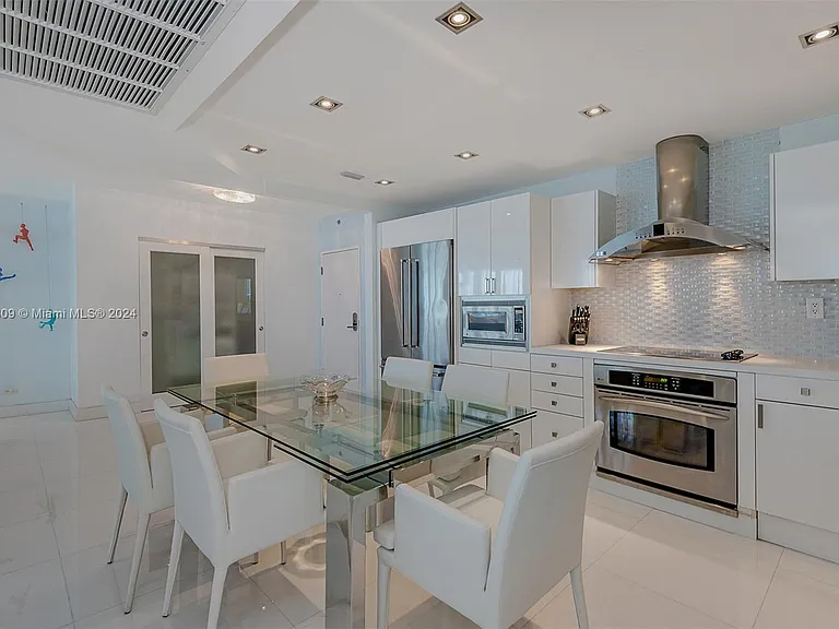 2301 Collins Ave #1506 — Photo 18