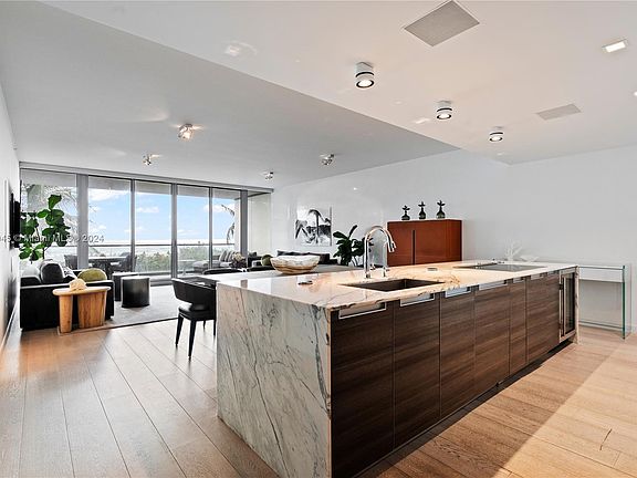 5th image of 321 Ocean Dr #201