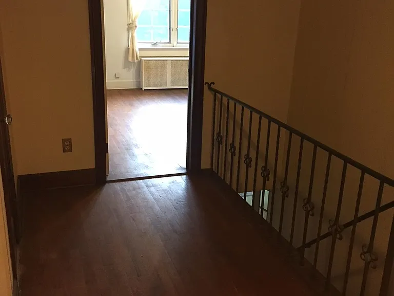570 Fairfield St — Photo 3