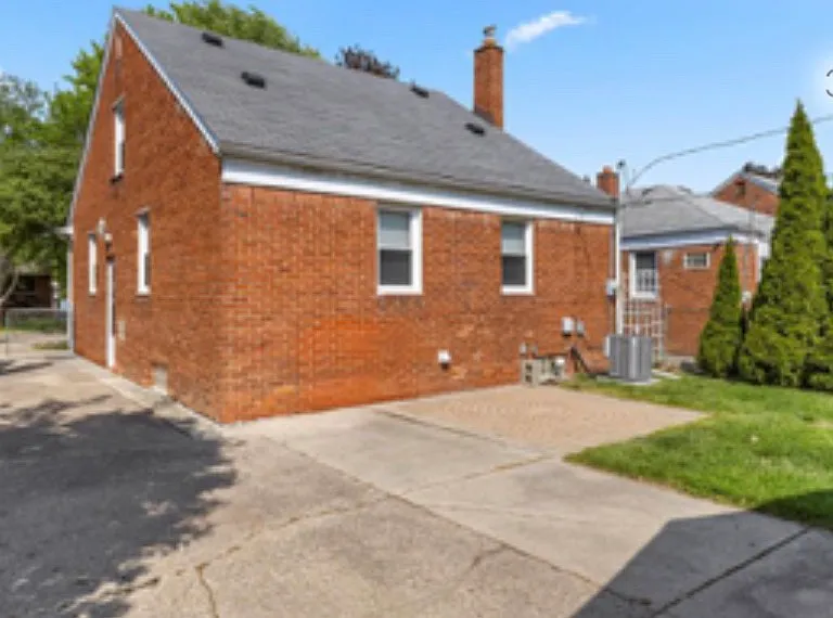 15587 Russell Ave — Photo 33
