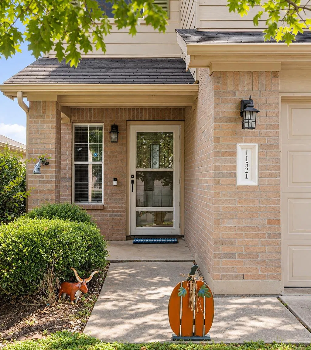 4 bed, 3.0 bath, 2088 sqft, $2,300 — Photo 4