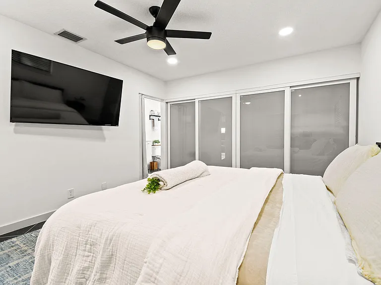 630 NE 15th Pl — Photo 18