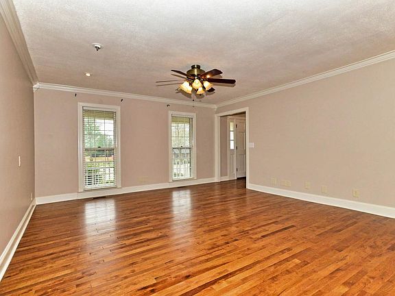 2nd image of 1403 Longbrook Dr NE