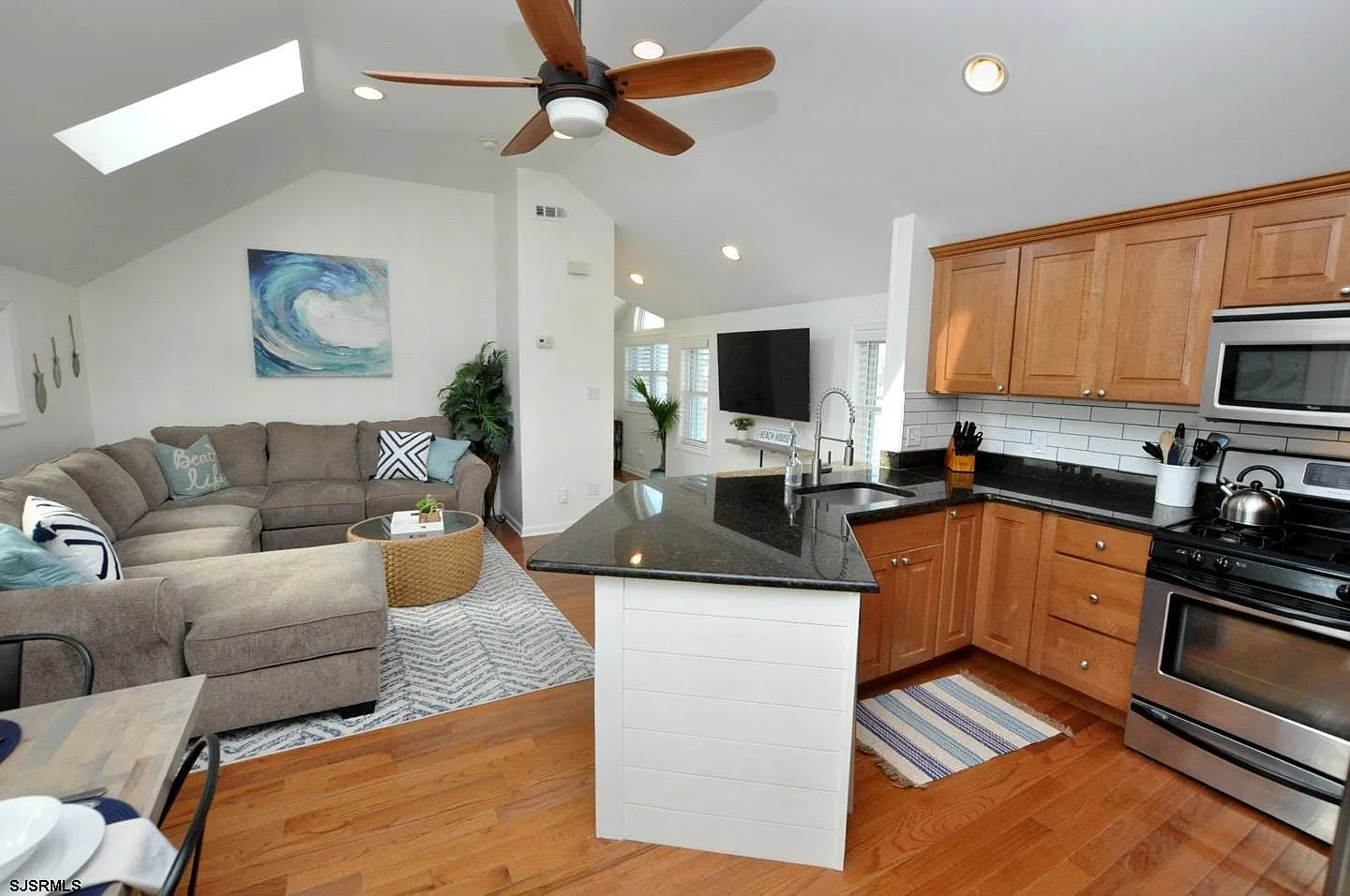 2 bed, 2.0 bath, $1,800 — Photo 2