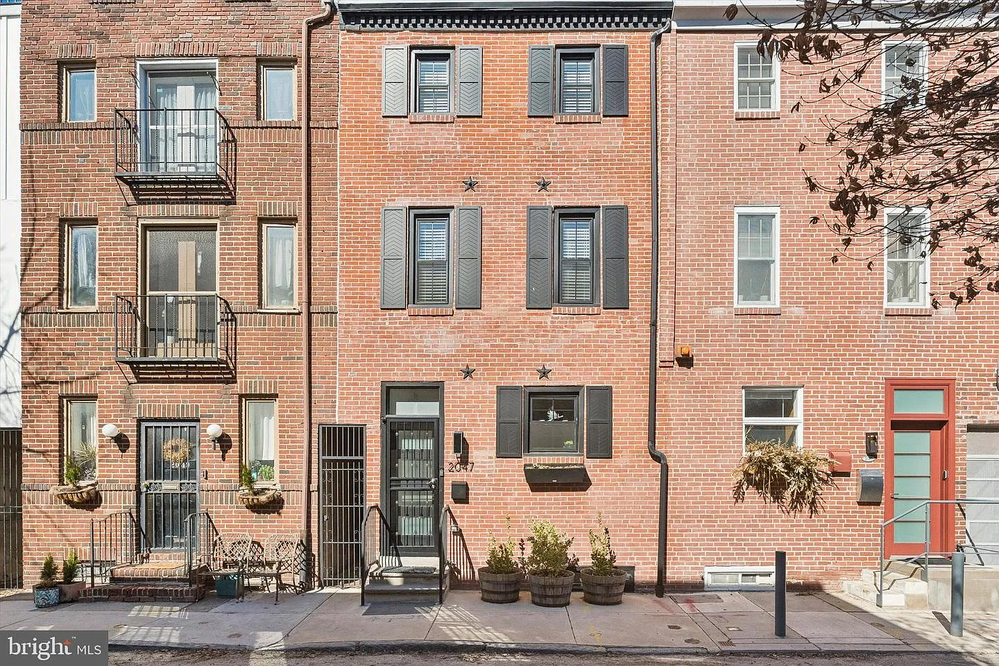 2047 Waverly St photo 1