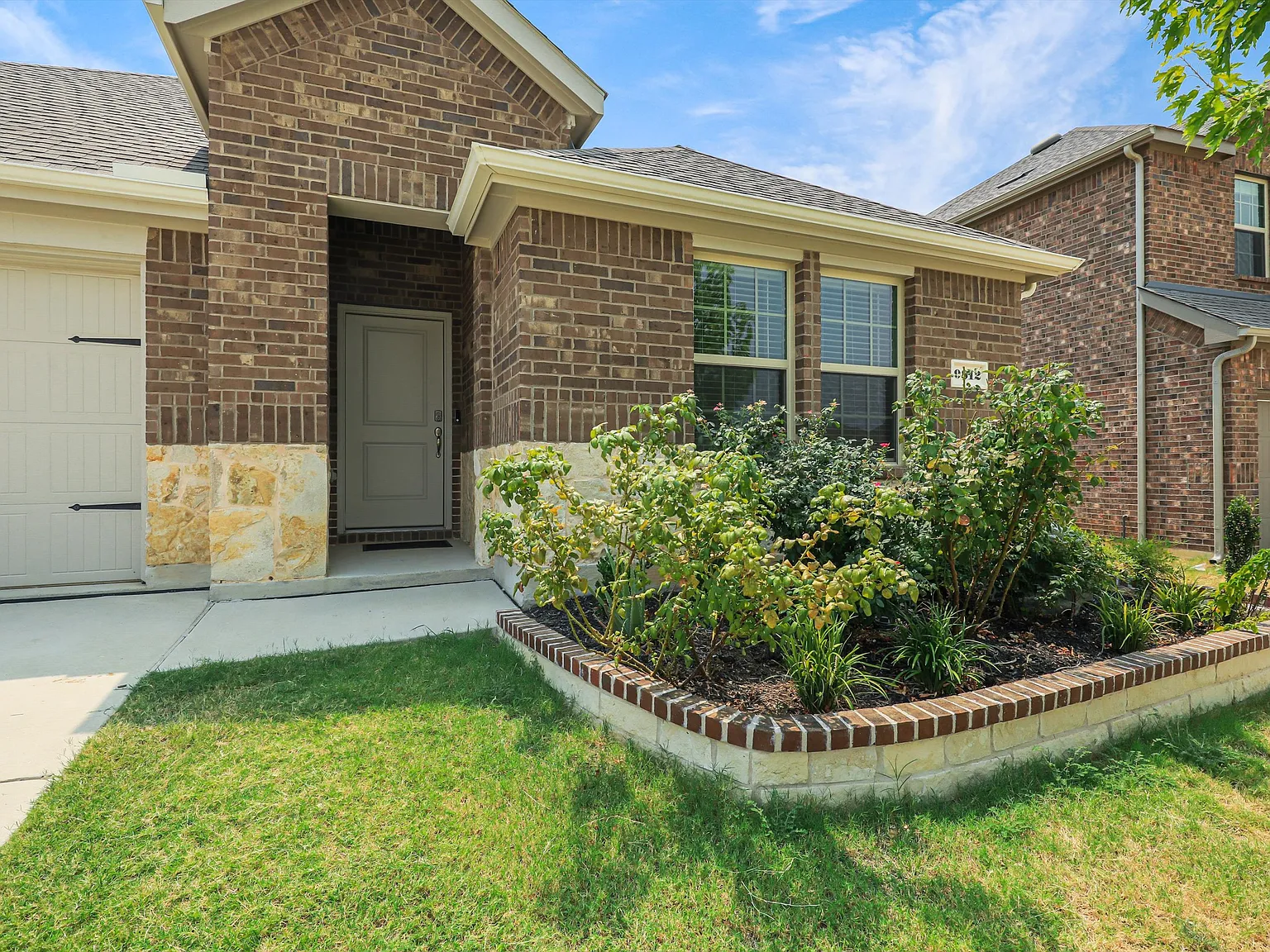 4 bed, 2080 sqft, $2,300 — Photo 2
