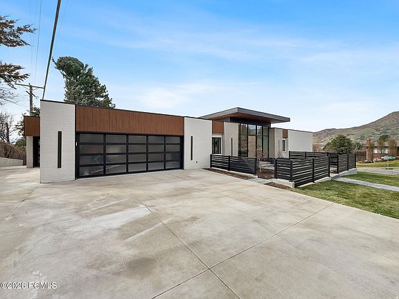 5th image of 1332 S Canterbury Dr