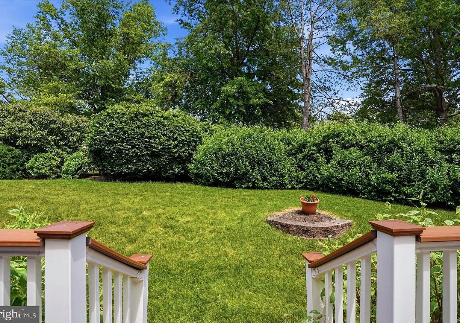 Beautiful Belle Aire Townhome with Finished Basement, Garage & Pool — Photo 1