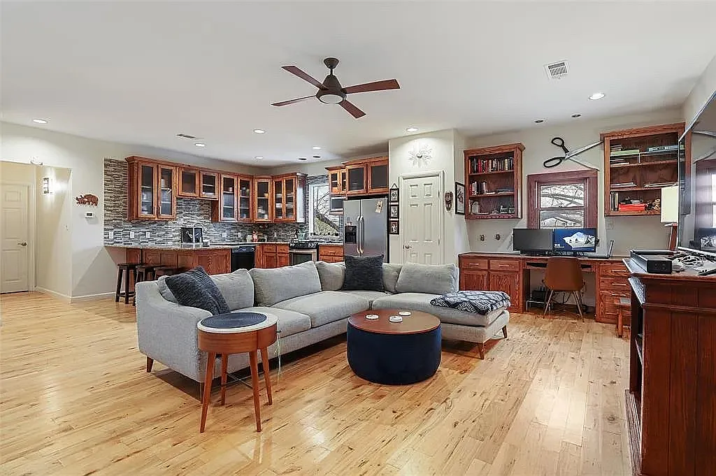 1 bed, 1064 sqft, $2,500 — Photo 3
